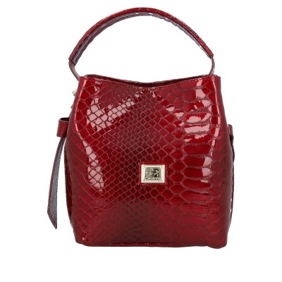 Mala de mão vermelha com padrão de pele de cobra e placa metálica