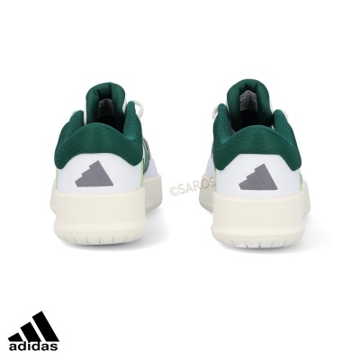 Ténis Adidas verdes e brancos vistos de trás com logótipo cinzento