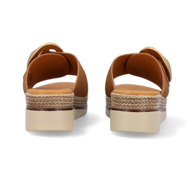 Sandálias castanhas de salto médio com fivela dourada