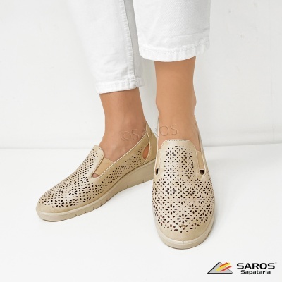 Sapatos beije perfurados de senhora com sola de borracha