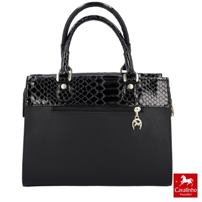 Mala de senhora preta Cavalinho com textura Pele de cobra e pendente metálico