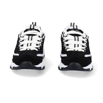 Ténis desportivos pretos e brancos vistos de frente