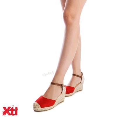 Sandálias de cunha vermelhas com tiras castanhas