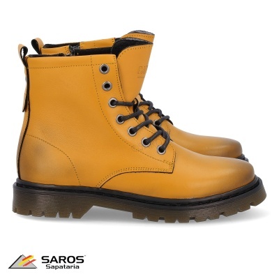 Botas amarelas de pele com atacadores pretos e sola preta grosa