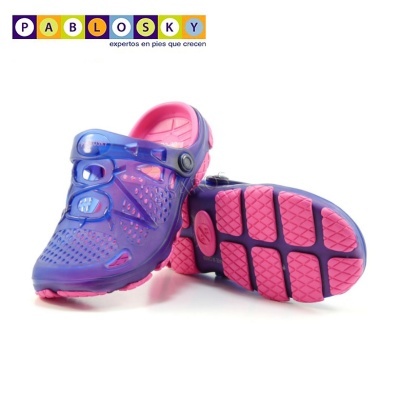 Sandálias azuis e rosa para crianças com sola rosa e fivela ajustável