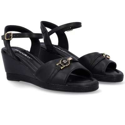 Sandálias pretas de cunha com tiras e fivela dourada