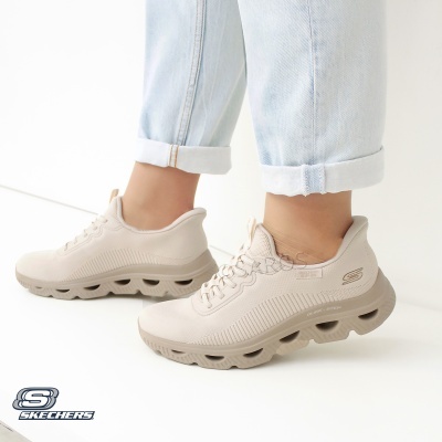 Ténis bege Skechers com sola almofadada e calças de ganga claras dobradas