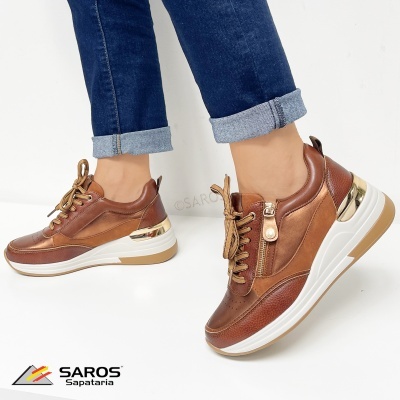 Sapatilhas castanhas em couro com atacadores e fecho lateral