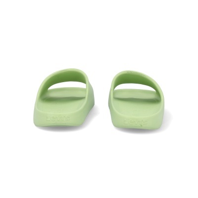 Par de chinelos verdes claros Levis vistos de trás