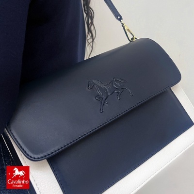 Mala de senhora azul escura em pele com cavalo em relevo