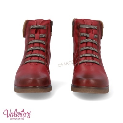 Botins vermelhos em couro com atacadores e sola castanha