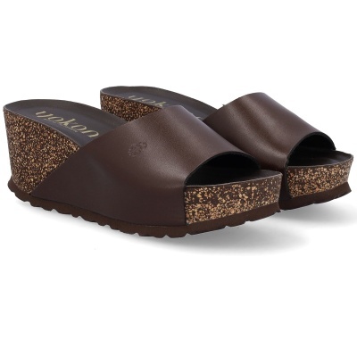 Sandálias de cunha castanho escuro com sola de cortiça e tira larga em pele sintética