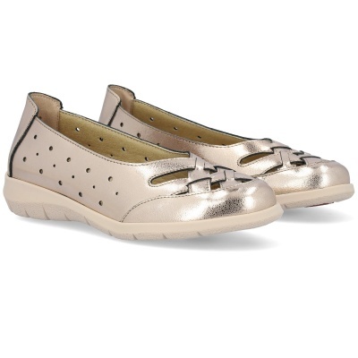 Sapatos femininos bege claro com detalhes metálicos dourados e recortes decorativos