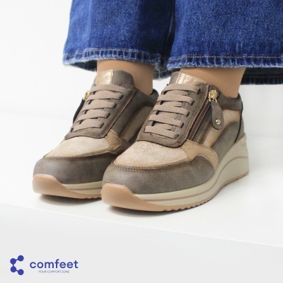 Ténis bege e castanho com atacadores e fecho lateral dourado