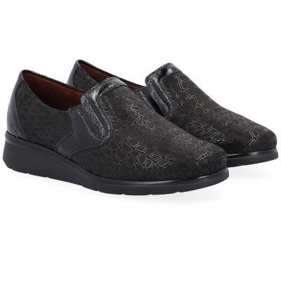 Sapatos pretos com padrão geométrico e sola preta