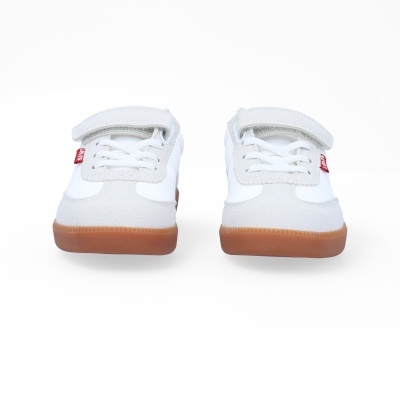 Par de sapatilhas brancas com sola castanha e detalhes cinza claro