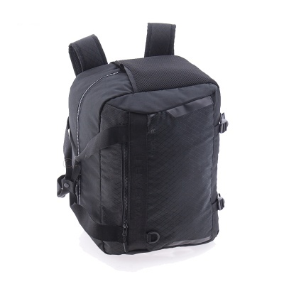 Mochila preta VOGART com padrão de diamantes e alças acolchoadas