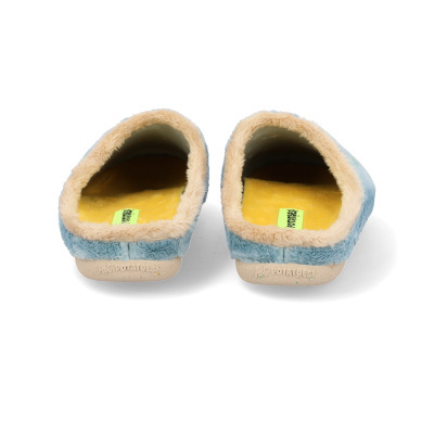 Chinelos azuis felpudos com interior amarelo e sola branca
