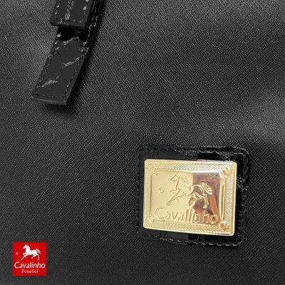 Etiqueta dourada com cavalo e texto Cavalinho numa bolsa preta