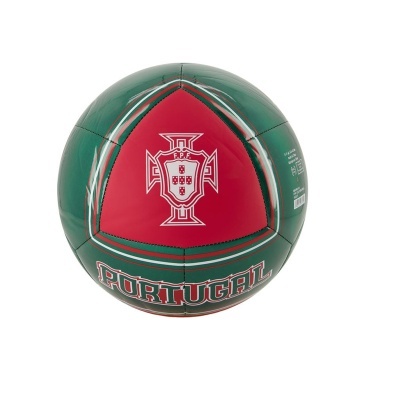Bola de futebol verde e vermelho com emblema F.P.F. e texto PORTUGAL
