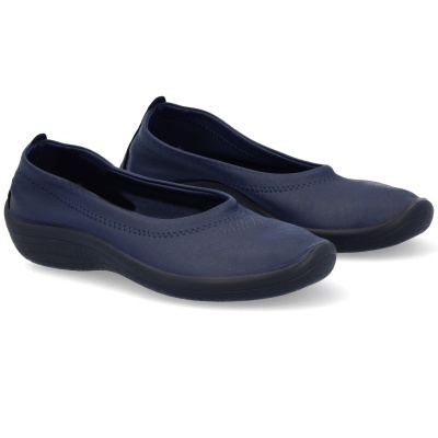 Sapatos planos femininos azuis escuros com sola preta.