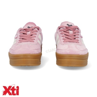 Tênis cor-de-rosa com sola castanha e atacadores na mesma cor