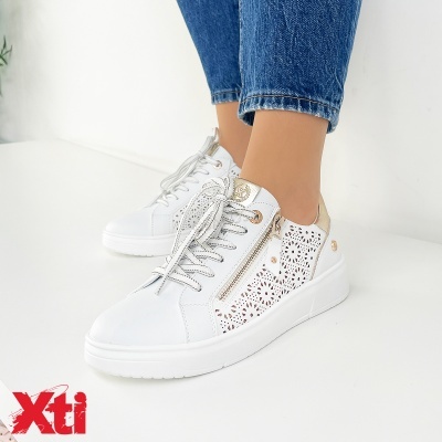 Ténis brancos com detalhes em pele recortada a laser e fecho dourado