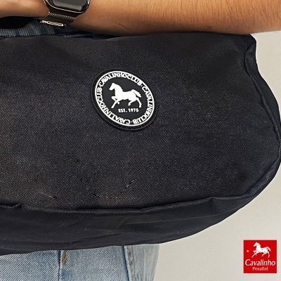 Bolsa preta com logótipo do Cavallinho e textura de tecido