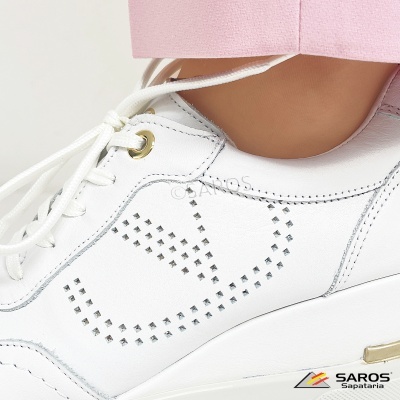 Ténis branco em couro com smiley perfurado e detalhe metálico dourado