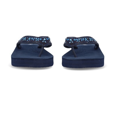 Chinelos azuis escuros com pedras azuis e solado grosso