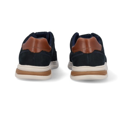 Par de sapatilhas pretas com detalhes castanhos e sola branca