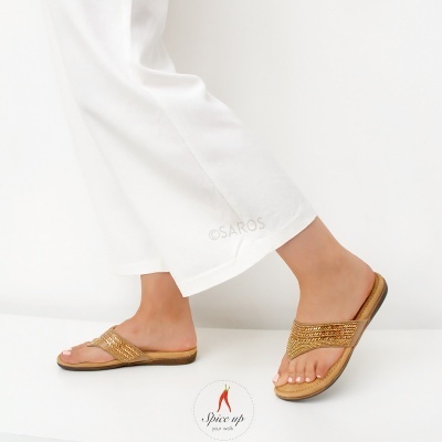 Chinelos dourados trançados com sola castanha em fundo branco