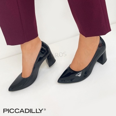 Sapatos pretos de salto médio em verniz com bico fino