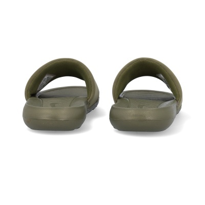 Chinelos verdes de borracha vistos de trás com tiras largas acolchoadas