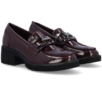 Sapatos mocassim bordeaux de verniz com sola preta e detalhe metálico