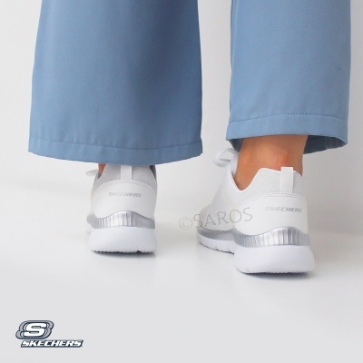 Ténis Skechers brancos com detalhes cinza prateado vistos de trás