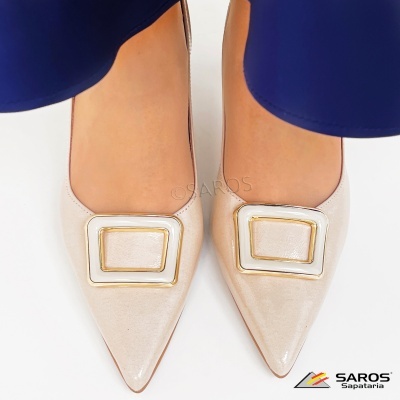 Sapatos de senhora bege com fivela branca e dourada