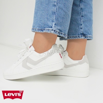 Ténis Levi's brancos com detalhes cinzentos e etiqueta vermelha