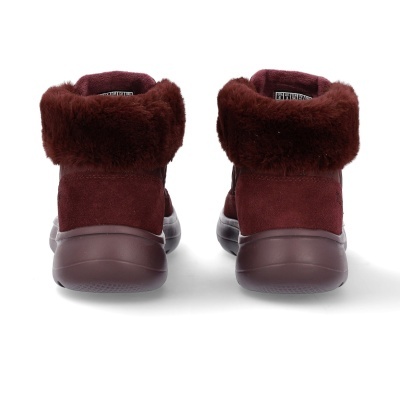 Botas vermelhas com pelúcia ao redor da abertura vistas por trás