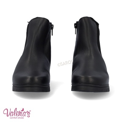Botas pretas femininas de couro com fecho de correr lateral
