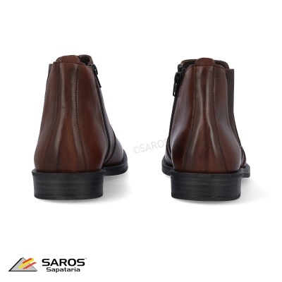 Botins masculinos castanhos em pele com fecho lateral e sola preta