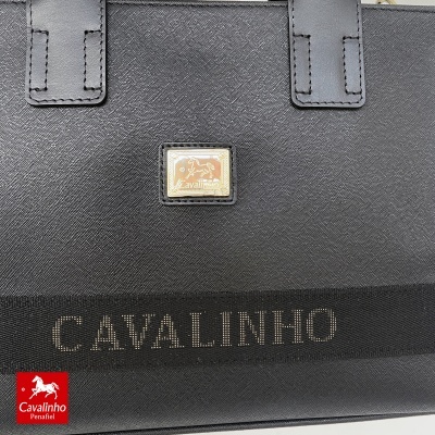 Mala preta Cavalinho com placa dourada e alças de pele