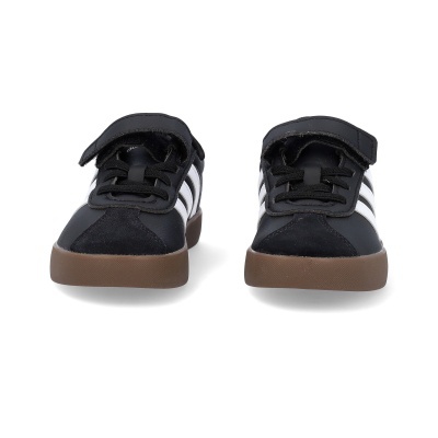 Ténis infantis pretos e brancos com sola castanha e fecho de velcro