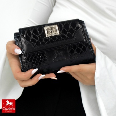 Carteira preta Cavalinho com textura crocodilo e placa metálica dourada