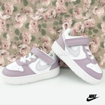 Ténis infantis Nike branco e lilás com velcro em fundo de flores rosa