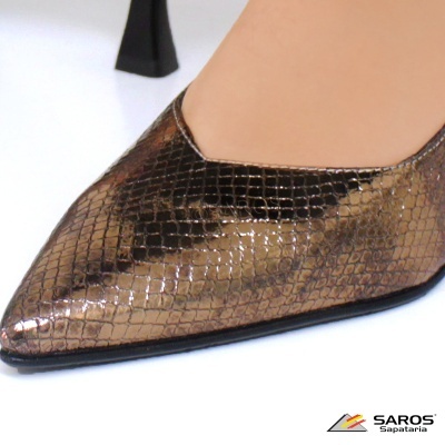 Sapato de salto alto metálico com padrão de pele de réptil