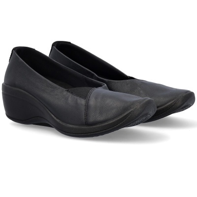 Sapatos pretos com salto médio em couro e tecido elástico