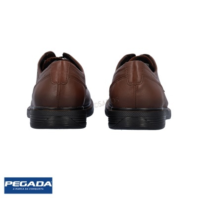 Par de sapatos masculinos castanhos de couro com sola preta vistos de trás