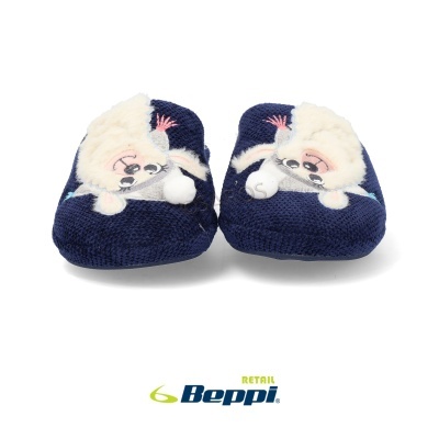 Chinelos de quarto azuis com desenho de cão branco e rosa, sobre fundo branco com logótipo Beppi