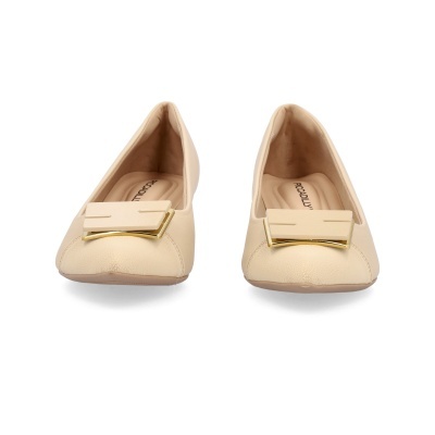 Sapatilhas bege com fivela dourada e marca PICCADILLY